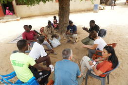 Discussion dans la cour du chef du village de Ndiadiane © C. Dangleant, Cirad. 