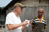 Enquête sur la filière cocotier au Timor-Leste : dialogue entre le Dr X. Bonneau (UPR Systèmes de Pérennes) et les exploitants locaux © A. Rival, Cirad.